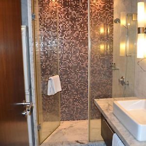 One-Bedroom Deluxe Apartment Kitchenette